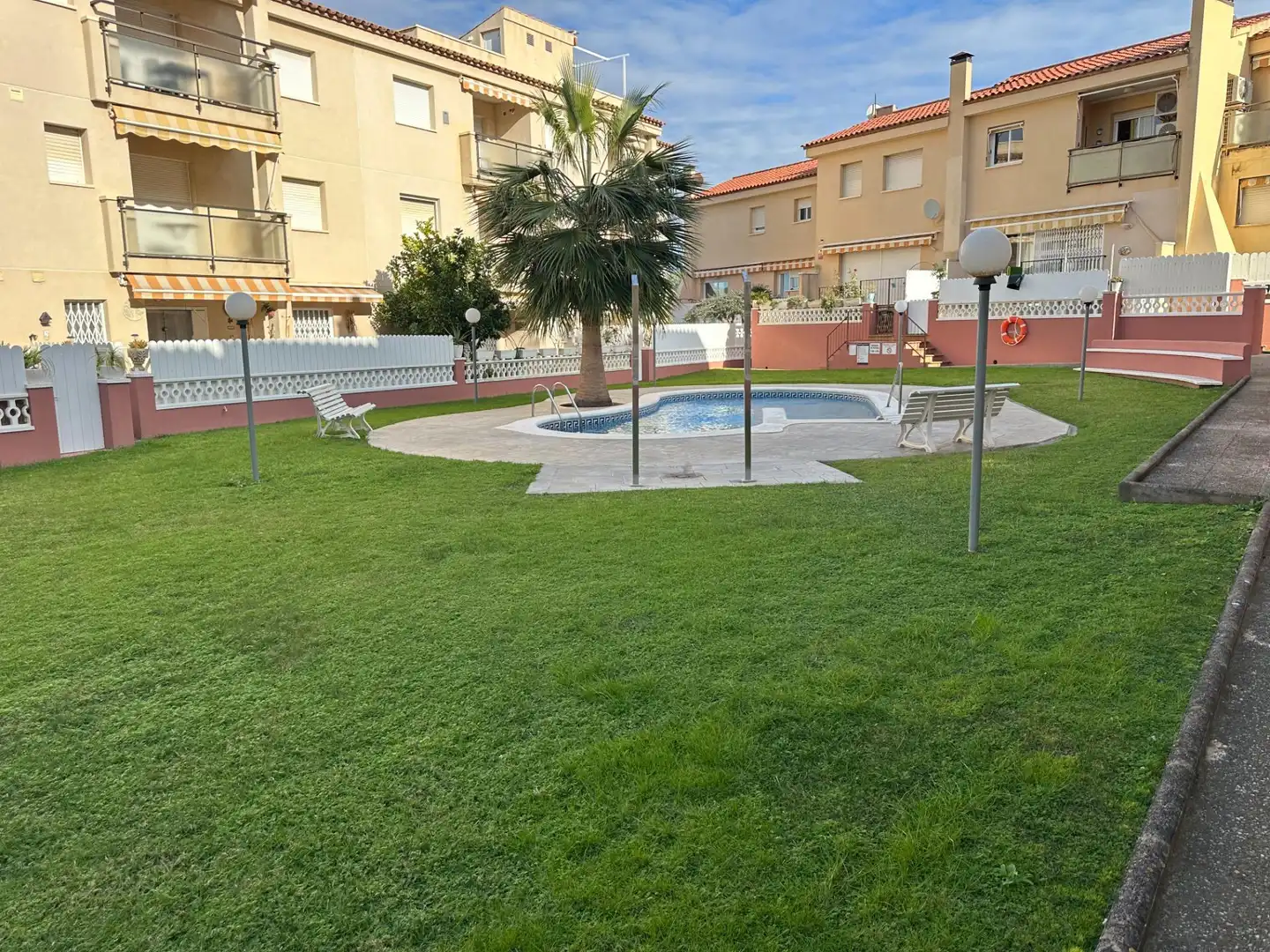 Schwimmbecken von Wohnungen zum Verkauf in Torredembarra mit Privatgarten, Terrasse und Balkon