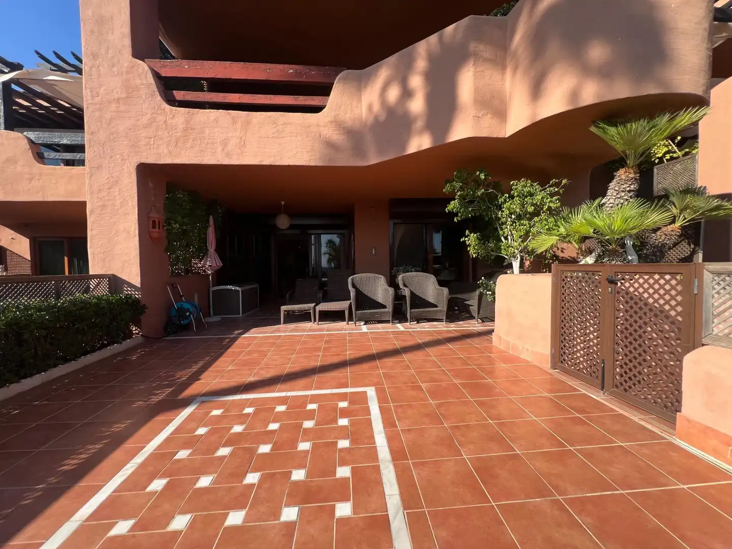 Terrasse von Wohnung zum Verkauf in Estepona mit Klimaanlage, Privatgarten und Terrasse