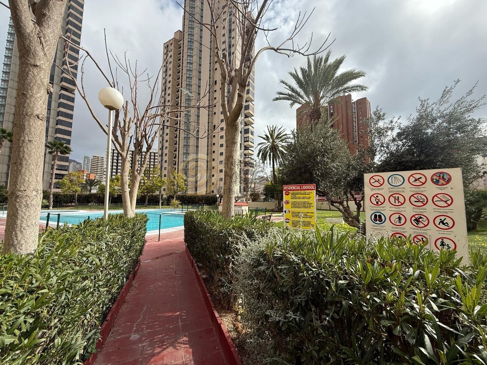 Vista exterior de Apartament en venda en Benidorm amb Aire condicionat, Calefacció i Jardí privat