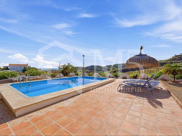 Casa rústica con piscina en venta en Vélez-Málaga ciudad