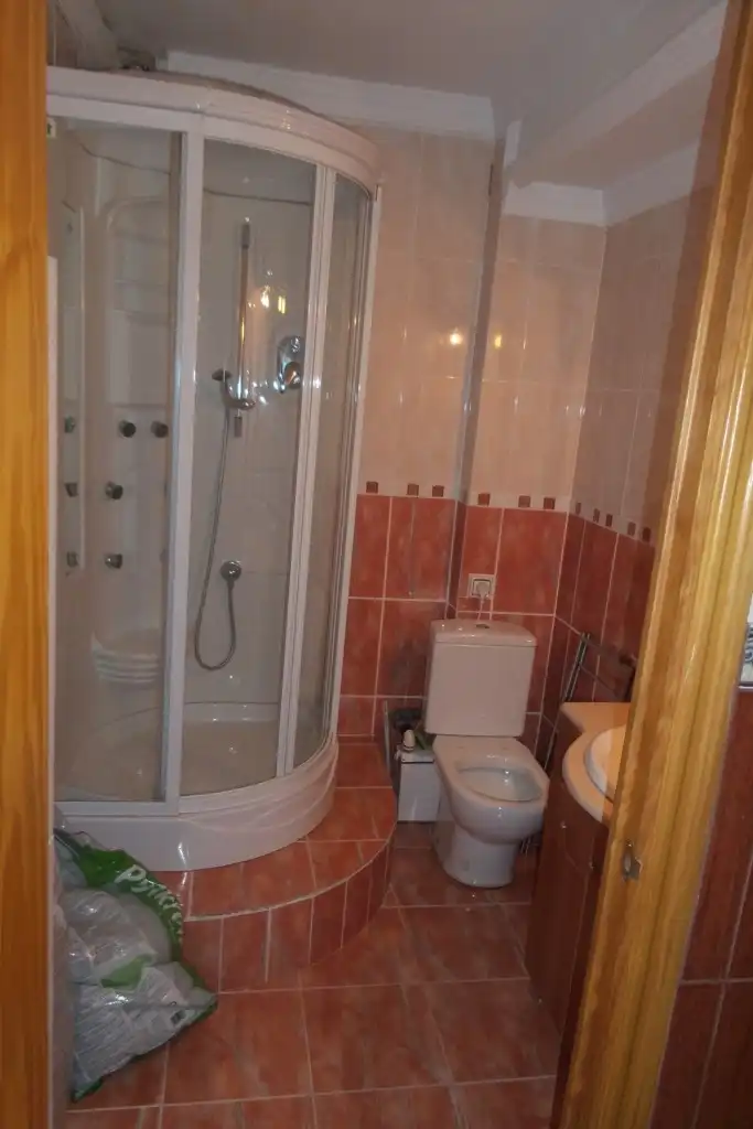 Badezimmer von Einfamilien-Reihenhaus zum Verkauf in Alhaurín de la Torre mit Klimaanlage, Privatgarten und Abstellraum
