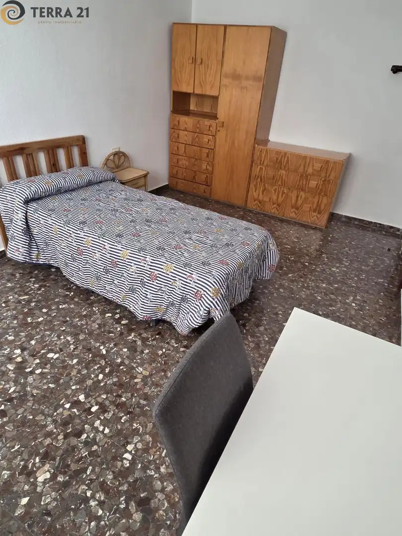 Dormitori de Pis de lloguer en Jaén amb Aire condicionat, Moblat i Balcó