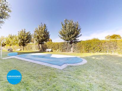 Piscina de Casa adosada en venda en Ajalvir