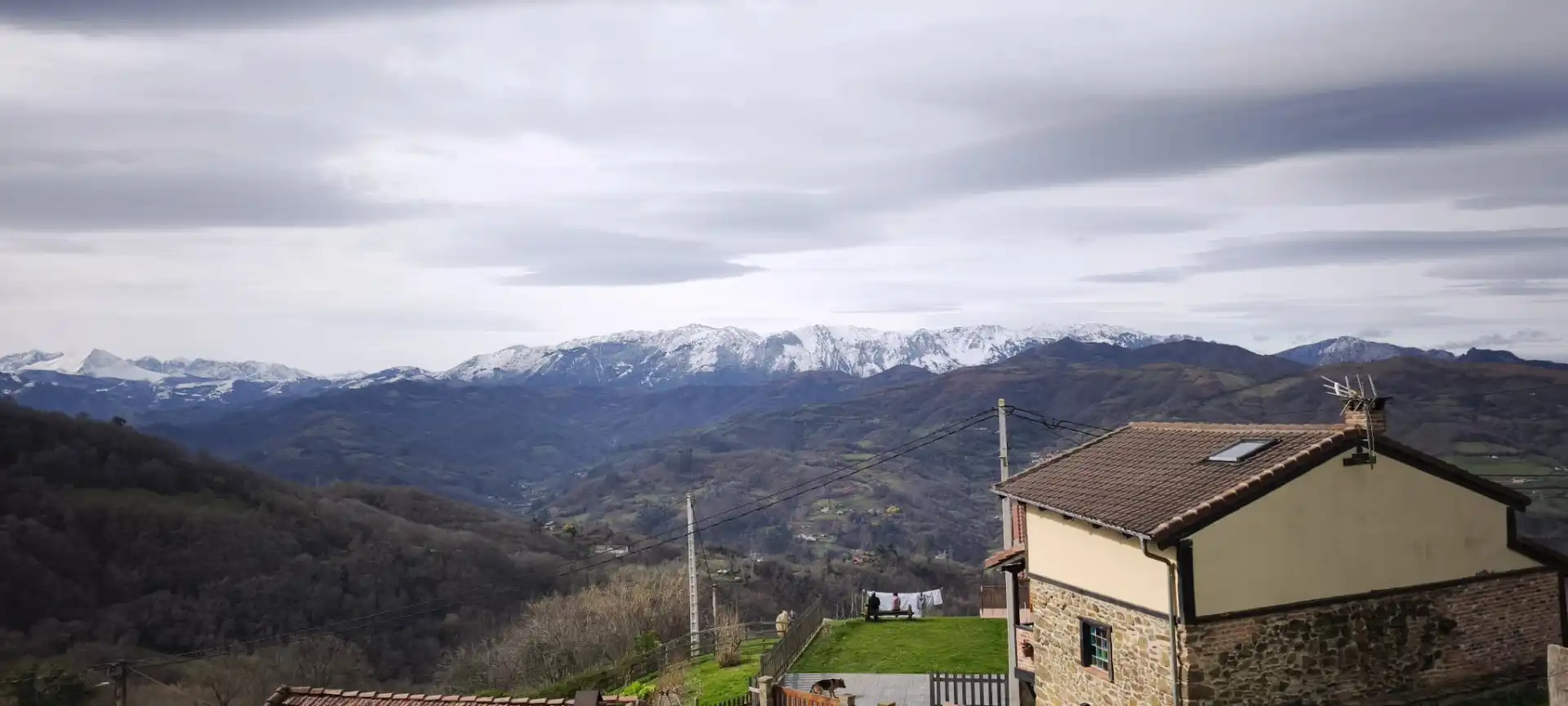 Vista exterior de Casa o xalet en venda en Mieres (Asturias) amb Jardí privat, Terrassa i Traster