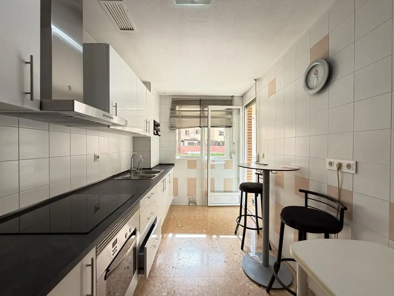 Küche von Wohnung zum Verkauf in Alicante / Alacant mit Klimaanlage, Privatgarten und Terrasse