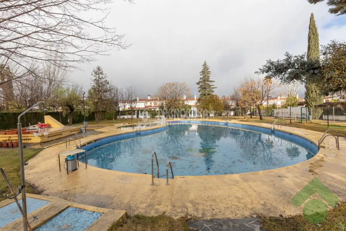 Piscina de Casa adosada en venta en Ogíjares con Aire acondicionado, Calefacción y Trastero