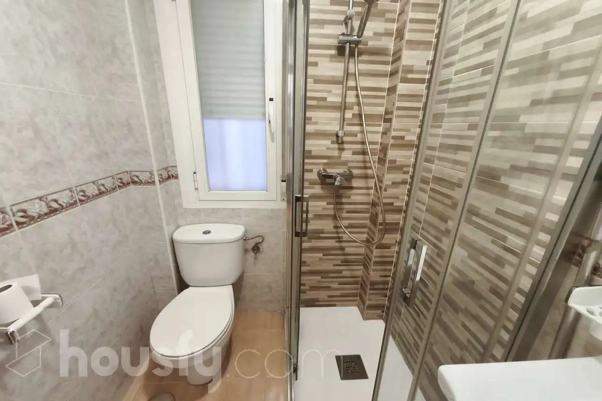 Baño de Piso de alquiler en Madrid con Calefacción y Amueblado