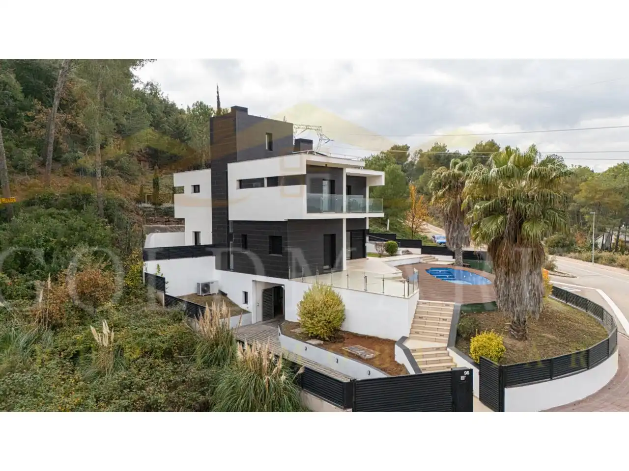 Vista exterior de Casa o xalet en venda en Corbera de Llobregat amb Aire condicionat, Calefacció i Jardí privat