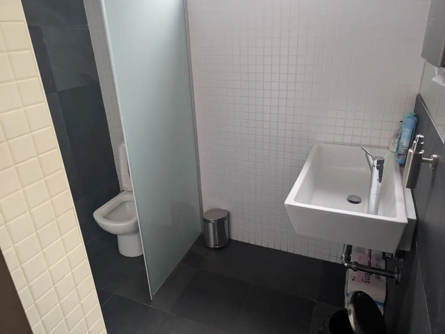 Baño de Oficina de alquiler en Burgos con Aire acondicionado, Calefacción y Amueblado