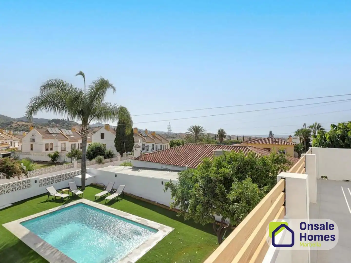 Vista exterior de Casa o xalet en venda en Marbella amb Aire condicionat, Jardí privat i Terrassa