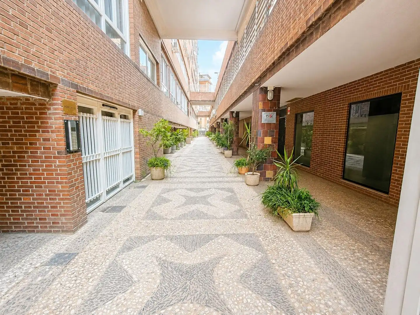 Vista exterior de Piso en venta en Granada con Jardín privado, Parquet y Piscina comunitaria