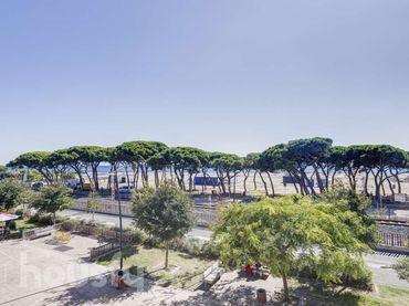 Flat with balcony for sale in Avenida Paisos catalans .
