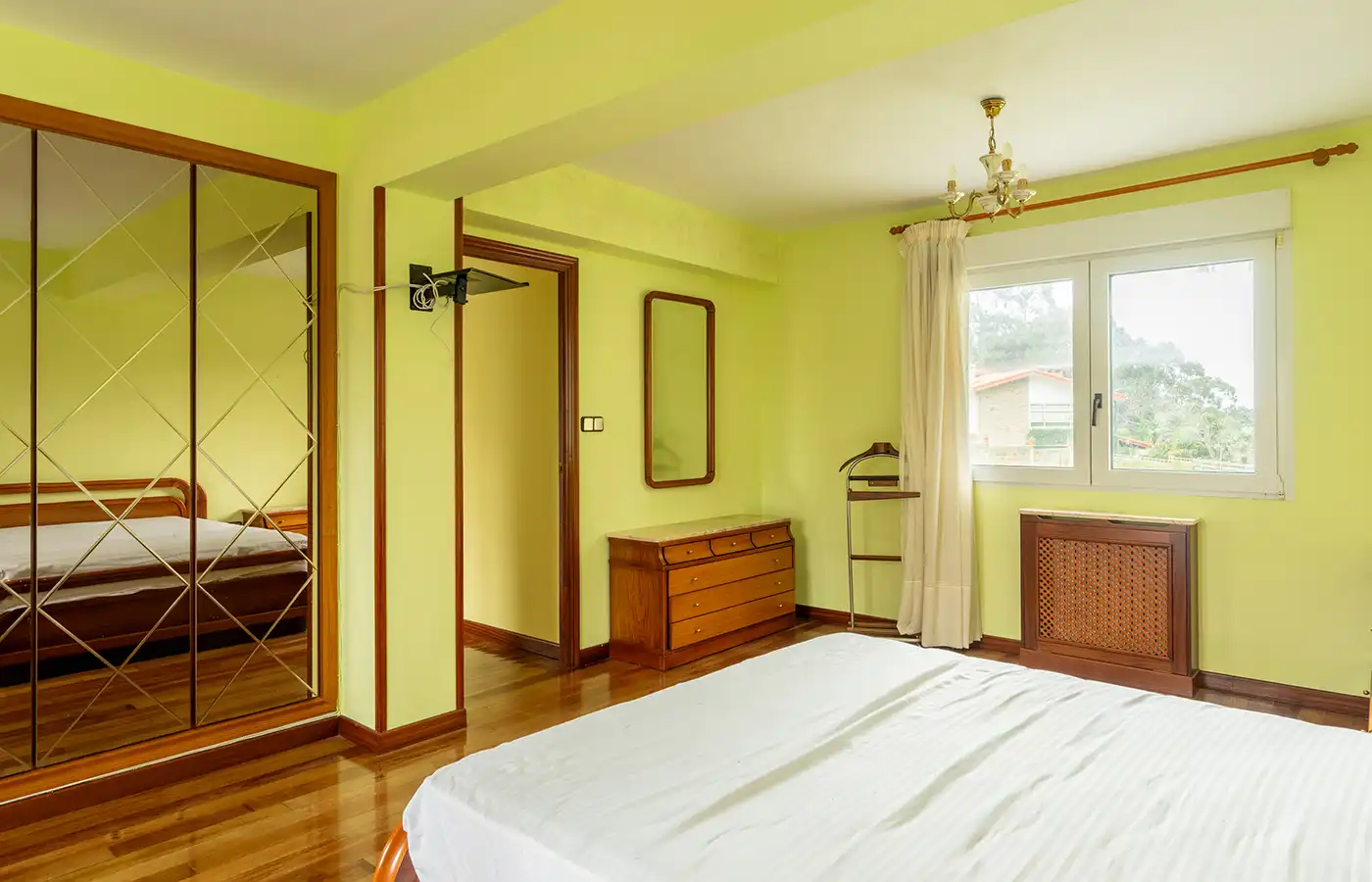 Dormitori de Casa o xalet en venda en Oleiros amb Calefacció, Jardí privat i Parquet