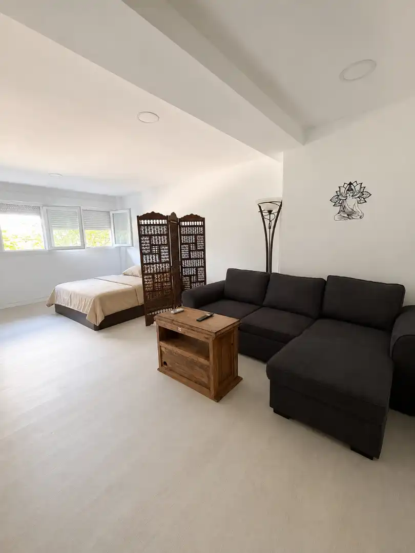 Local comercial de lloguer a Calle Isla de la Toja 14