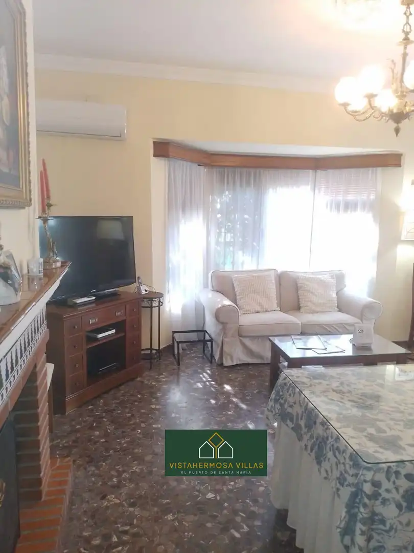 Sala d'estar de Casa adosada en venda en El Puerto de Santa María amb Jardí privat i Terrassa