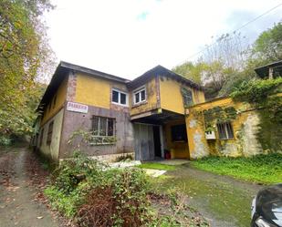 Vista exterior de Nau industrial en venda en Cangas de Onís