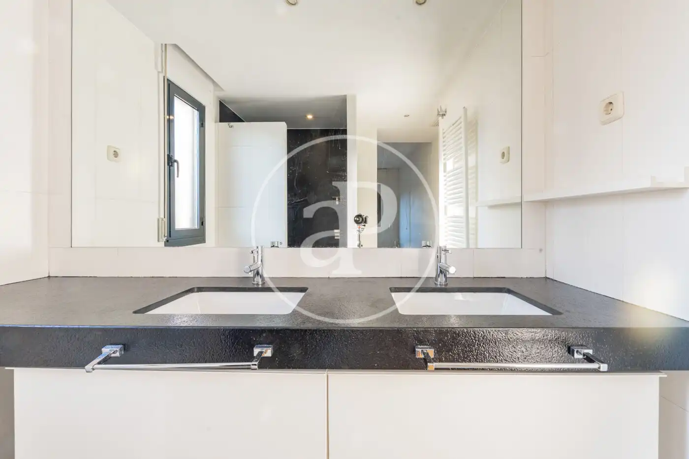 Badezimmer von Wohnung zum Verkauf in La Moraleja mit Klimaanlage, Heizung und Privatgarten
