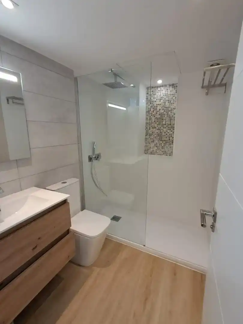 Badezimmer von Wohnung zur Miete in Marbella mit Klimaanlage und Balkon