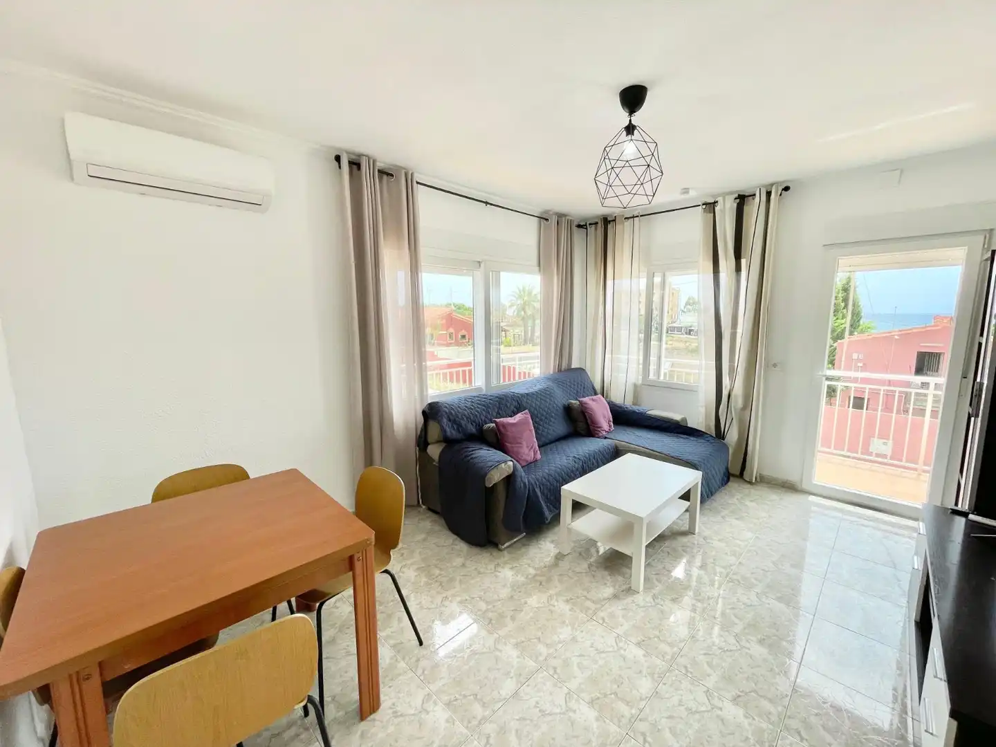 Sala de estar de Apartamento de alquiler en Torrevieja con Aire acondicionado, Calefacción y Terraza