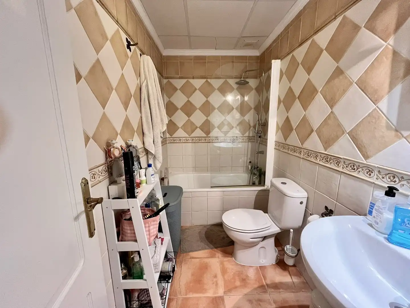 Badezimmer von Wohnungen zum Verkauf in Marbella mit Klimaanlage, Heizung und Privatgarten