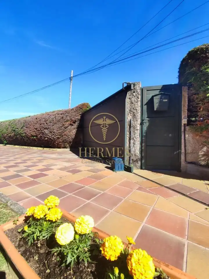 Vista exterior de Casa o xalet en venda en Nigrán amb Calefacció, Jardí privat i Terrassa