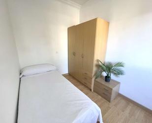 Bedroom of Flat to share in  Sevilla Capital  with Air Conditioner and Terrace