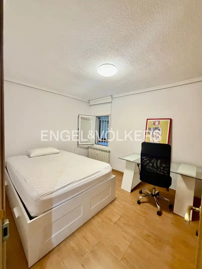 Schlafzimmer von Wohnung zur Miete in Madrid mit Heizung, Parkett und Möbliert