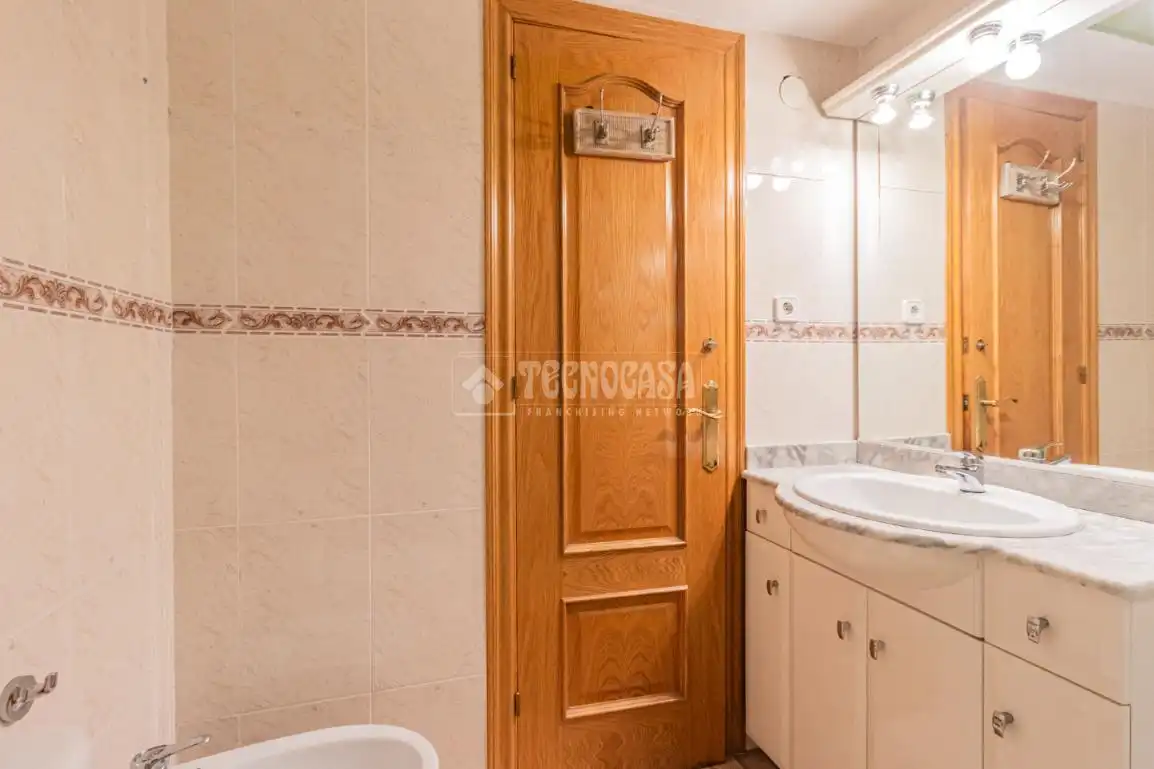 Bathroom of Attic for sale in Sant Cugat del Vallès  with Terrace and Balcony