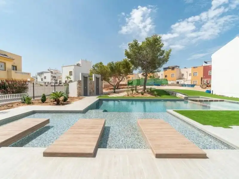 Piscina de Casa o chalet en venta en Torrevieja con Jardín privado, Terraza y Balcón