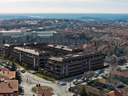 Vista exterior de Àtic en venda en Colmenar Viejo amb Aire condicionat i Terrassa