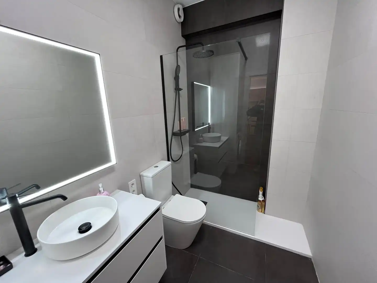 Baño de Apartamento de alquiler en A Coruña Capital  con Calefacción y Amueblado