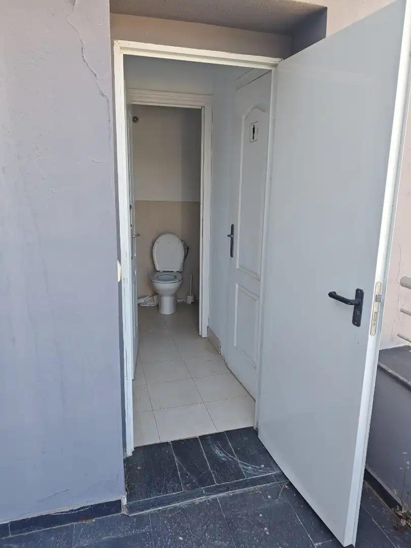 Bany de Local de lloguer en Marbella amb Aire condicionat
