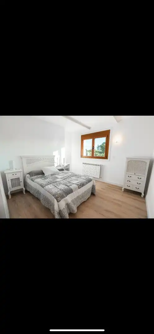 Dormitori de Casa o xalet en venda en A Merca   amb Jardí privat, Terrassa i Moblat