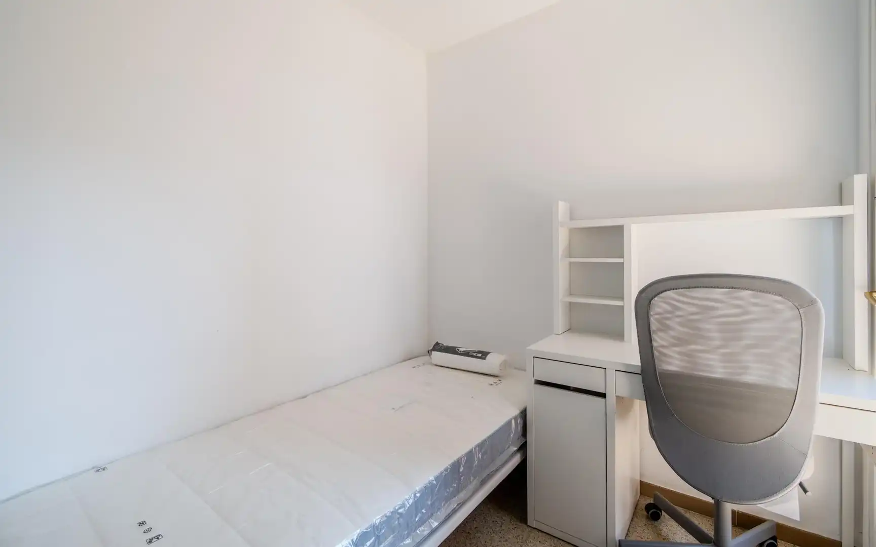 Bedroom of Flat for rent in Girona