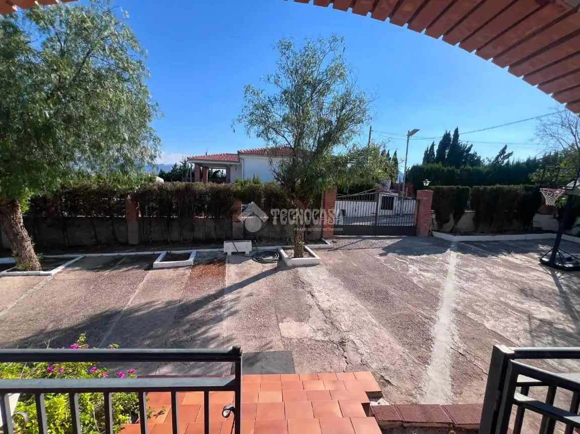 Vista exterior de Casa adosada en venda en Jaén amb Aire condicionat i Piscina