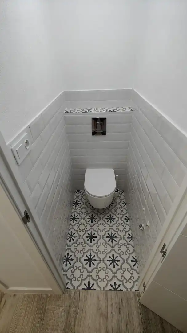 Bathroom of Flat for sale in Granada  with Air Conditioner, Private garden and Terrace