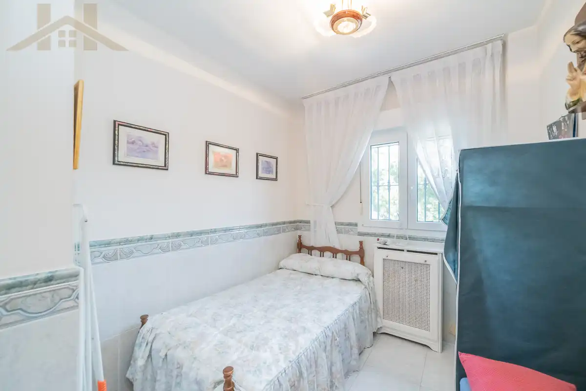 Dormitori de Casa o xalet en venda en Guadarrama amb Calefacció, Jardí privat i Piscina comunitària