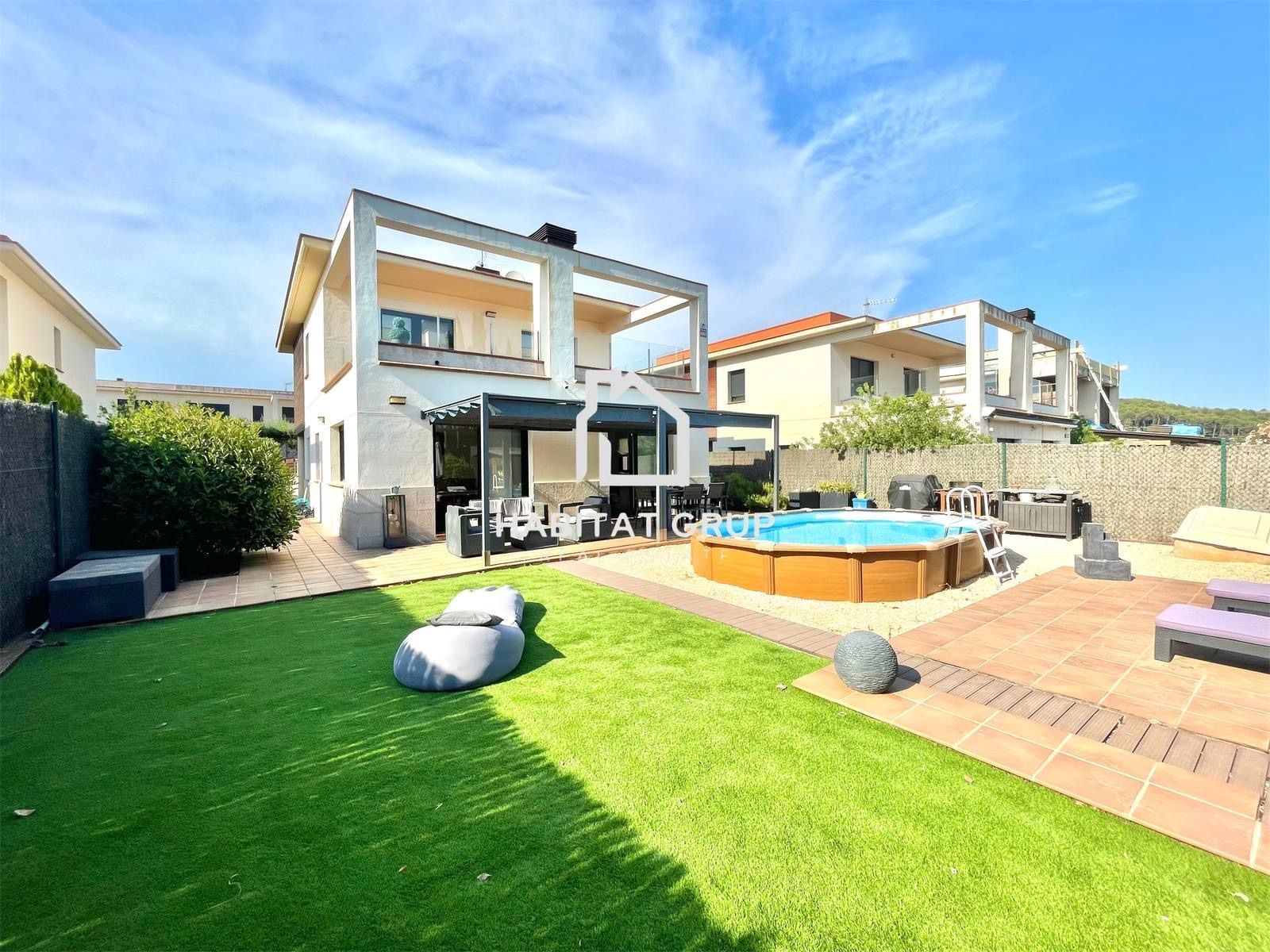 Vista exterior de Casa o xalet en venda en Medinyà amb Aire condicionat, Calefacció i Jardí privat