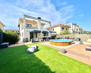 Vista exterior de Casa o xalet en venda en Medinyà amb Aire condicionat, Calefacció i Jardí privat