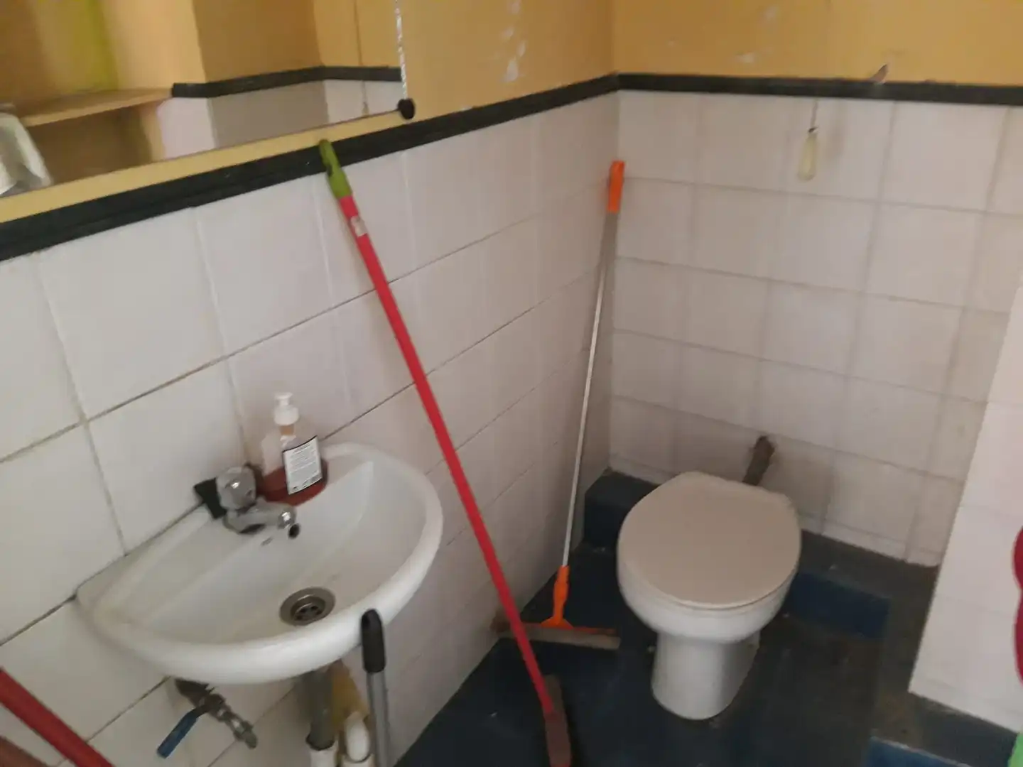 Bathroom of Commercial properties for rent in Vigo 