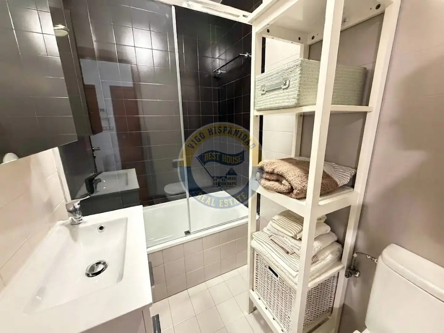 Bathroom of Study for sale in Vigo   with Heating, Parquet flooring and Terrace