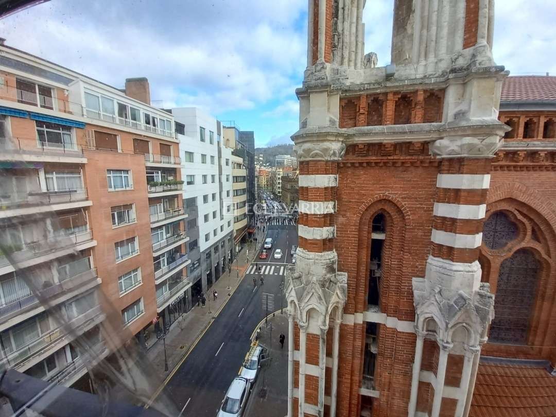 Vista exterior de Pis en venda en Bilbao  amb Calefacció