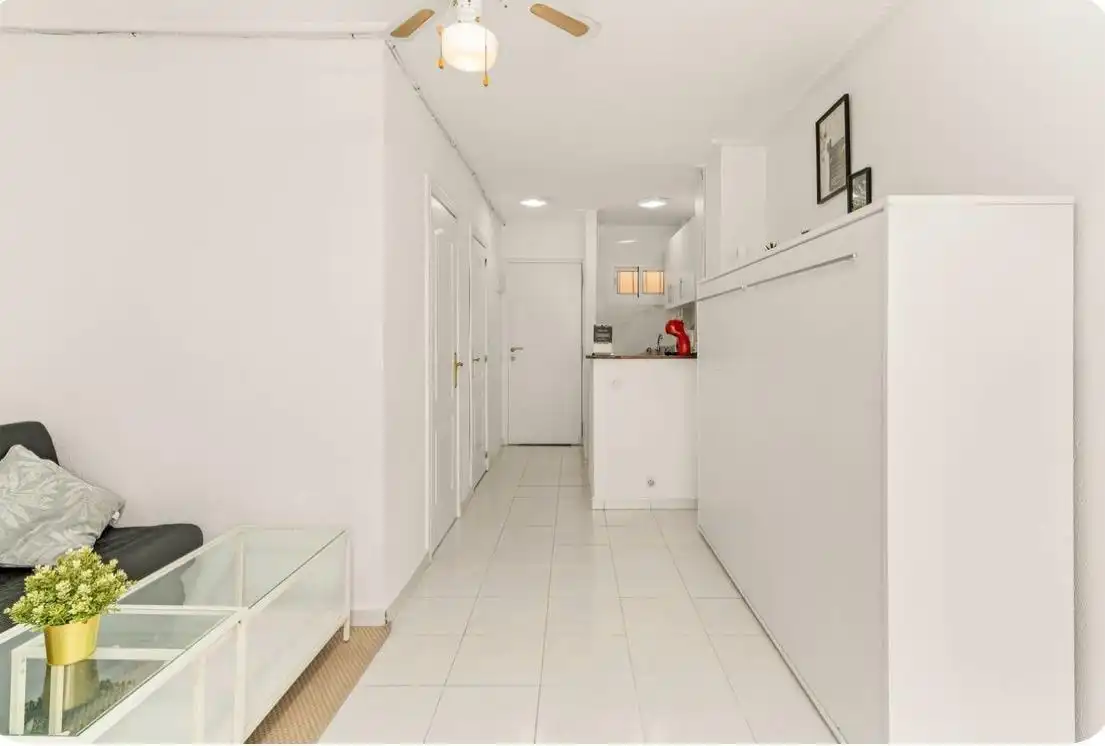 Wohnung zum Verkauf in Benalmádena mit Klimaanlage, Privatgarten und Möbliert