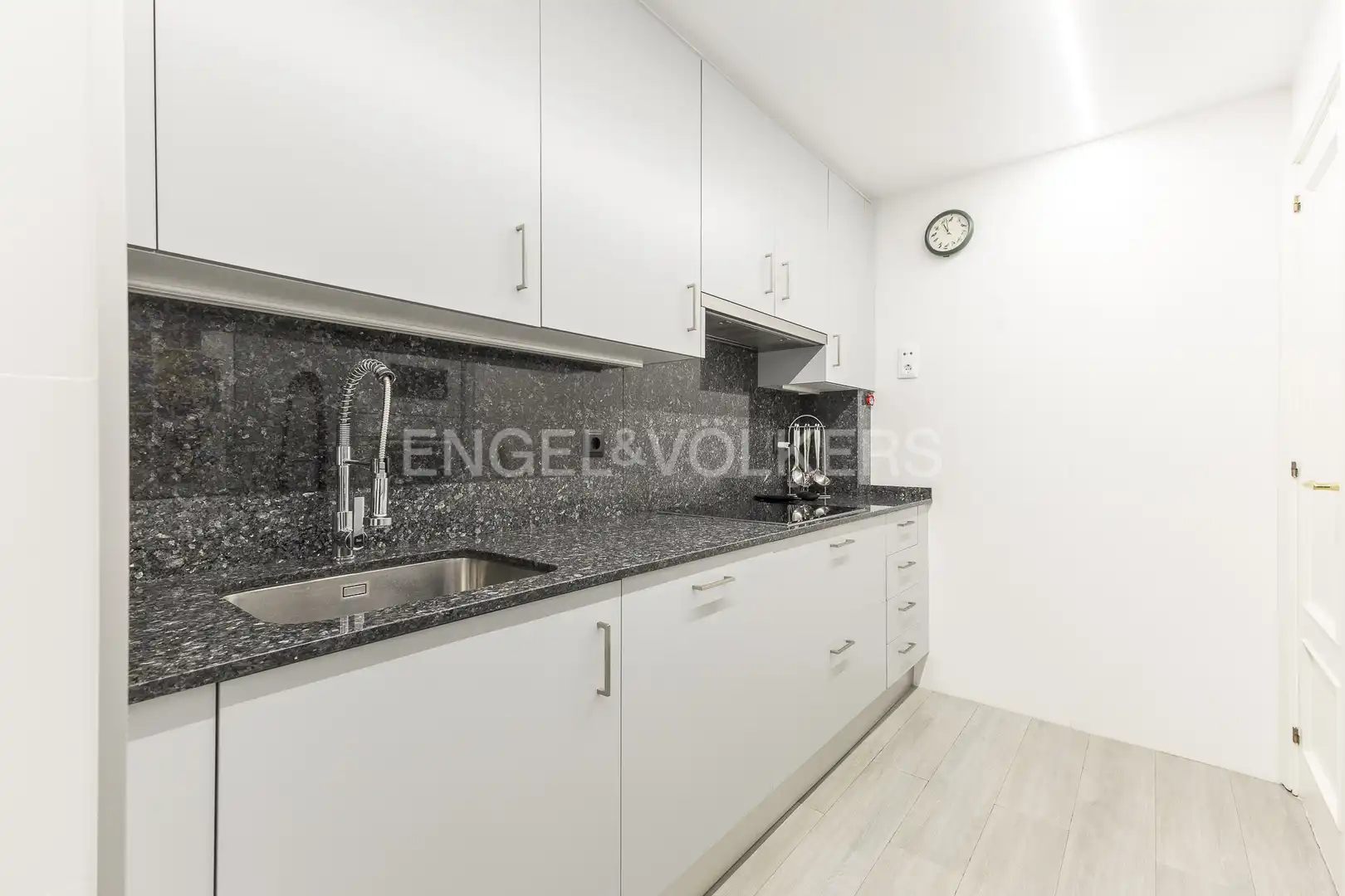 Küche von Einfamilien-Reihenhaus zum Verkauf in Barcelona mit Heizung, Privatgarten und Parkett