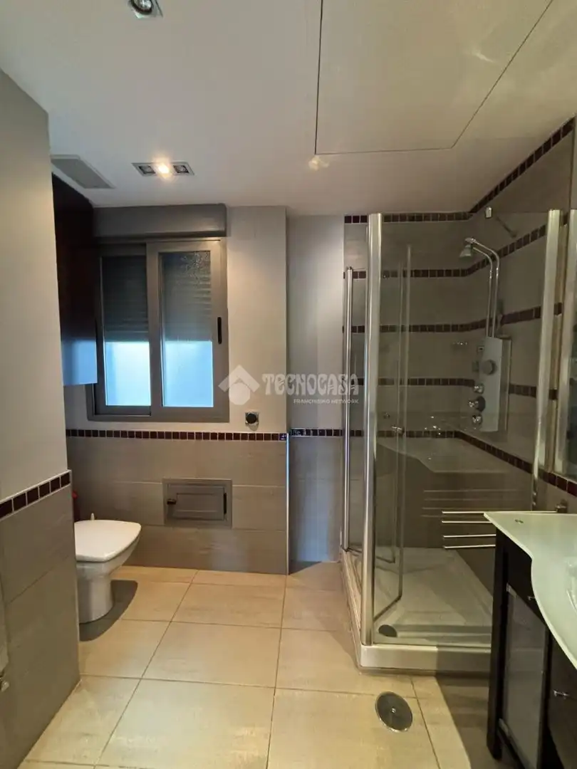 Bathroom of Flat for rent in Madrid  with Air Conditioner and Balcony