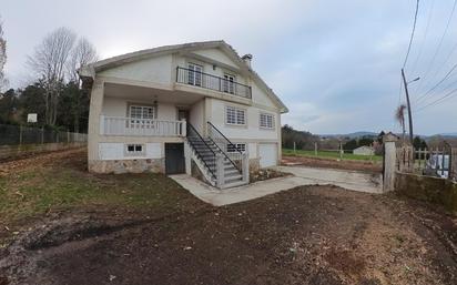 Vista exterior de Casa o xalet en venda en Brión amb Calefacció, Jardí privat i Terrassa