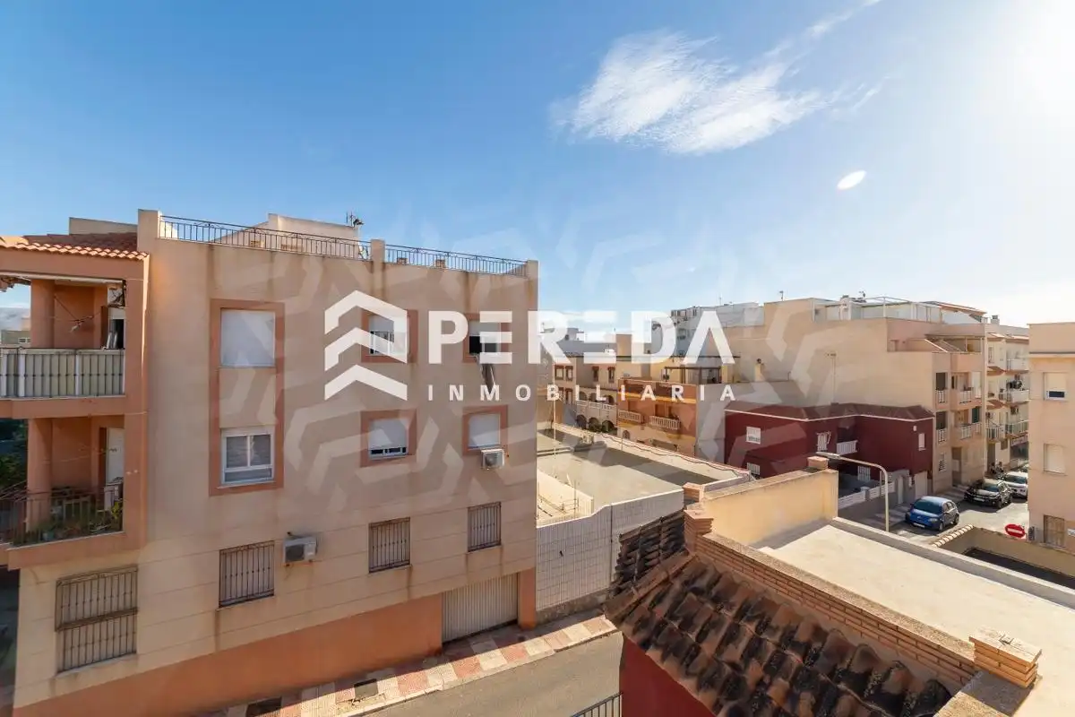 Außenansicht von Einfamilien-Reihenhaus zum Verkauf in Roquetas de Mar mit Terrasse