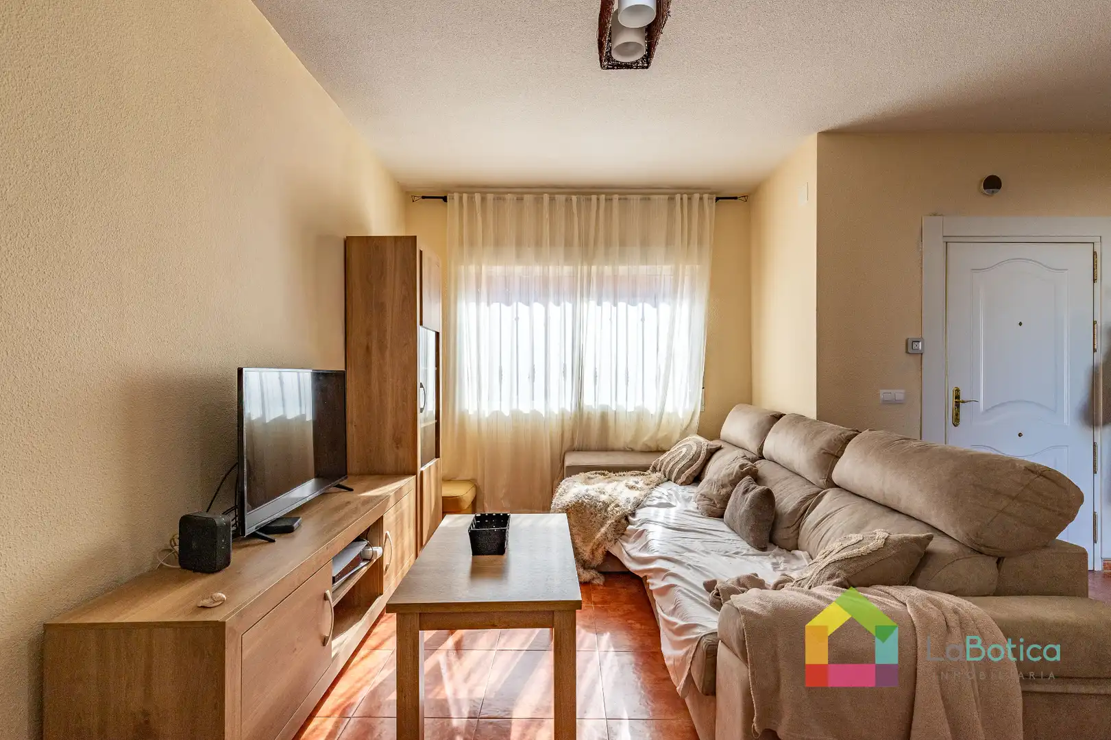 Sala de estar de Casa adosada en venta en Carmena con Calefacción