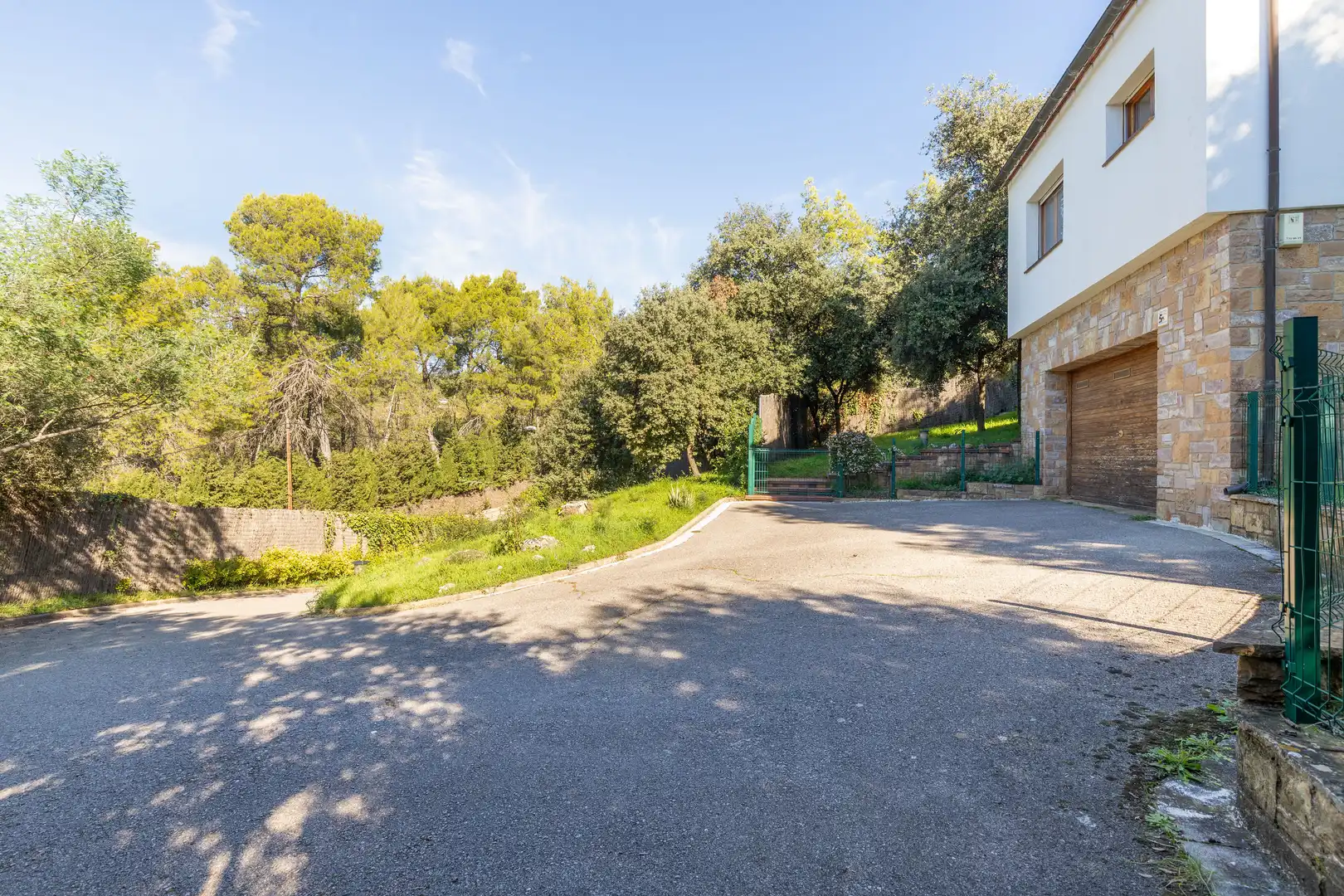 Vista exterior de Casa o xalet en venda en Matadepera amb Calefacció, Jardí privat i Traster