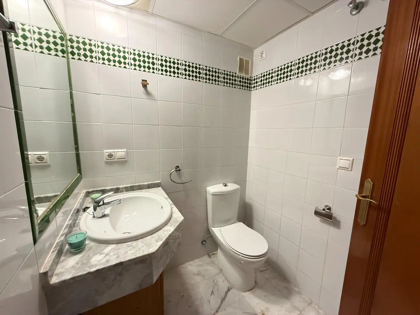 Baño de Apartamento en venta en Torrevieja con Aire acondicionado, Terraza y Amueblado